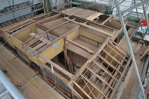 屋根を解体した小屋を上から撮影した写真