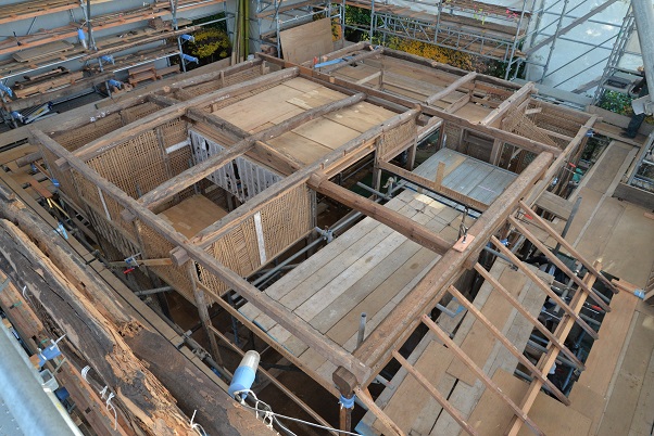 梁の組立手が完了した小屋の写真