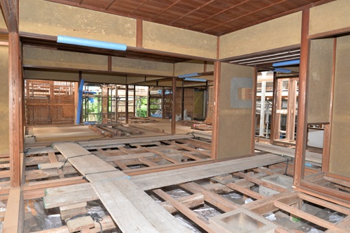 床材がはがされて基礎部分がむき出しになっている建物の内部の写真