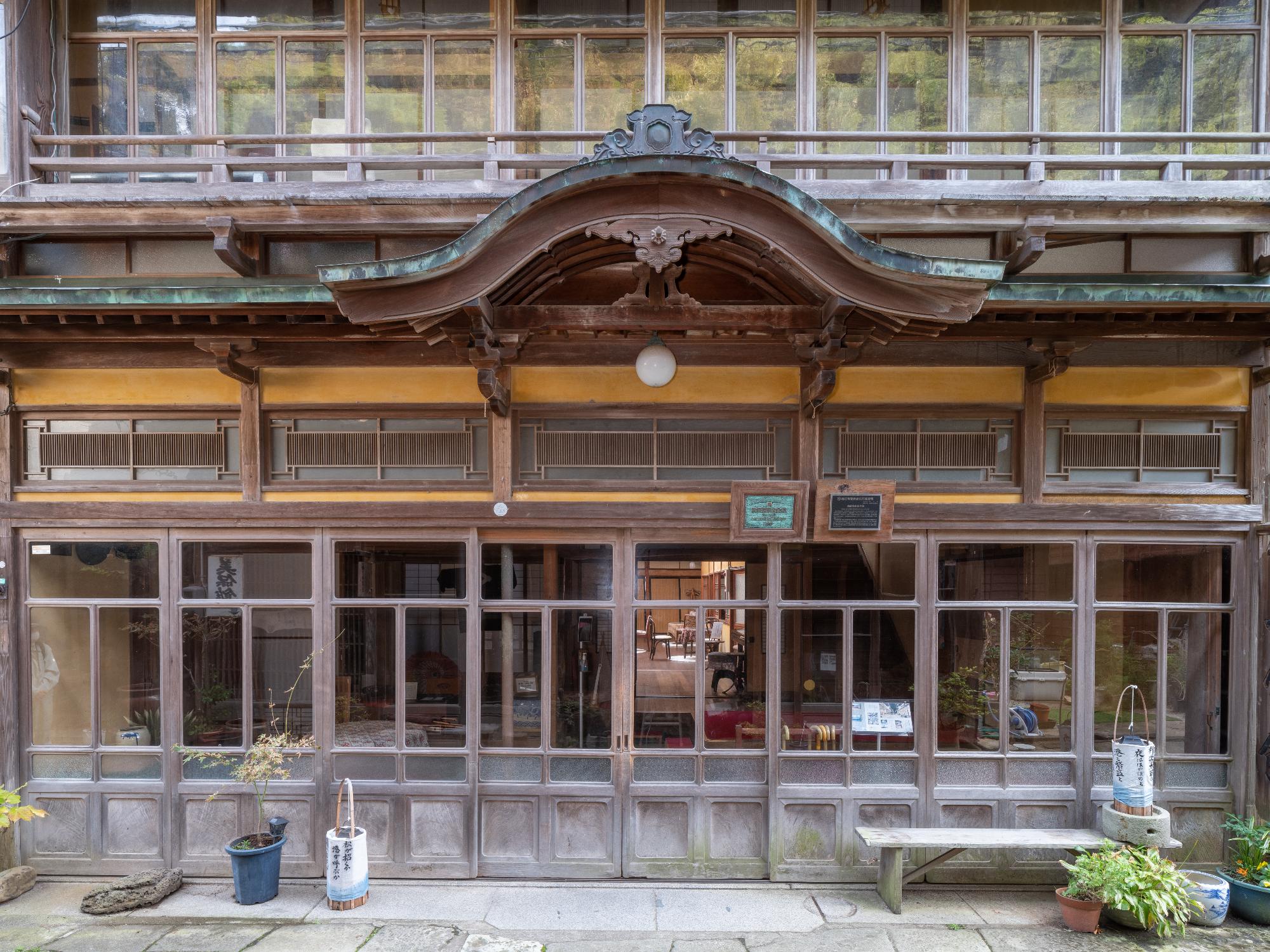 数寄屋風の意匠の大型旅館