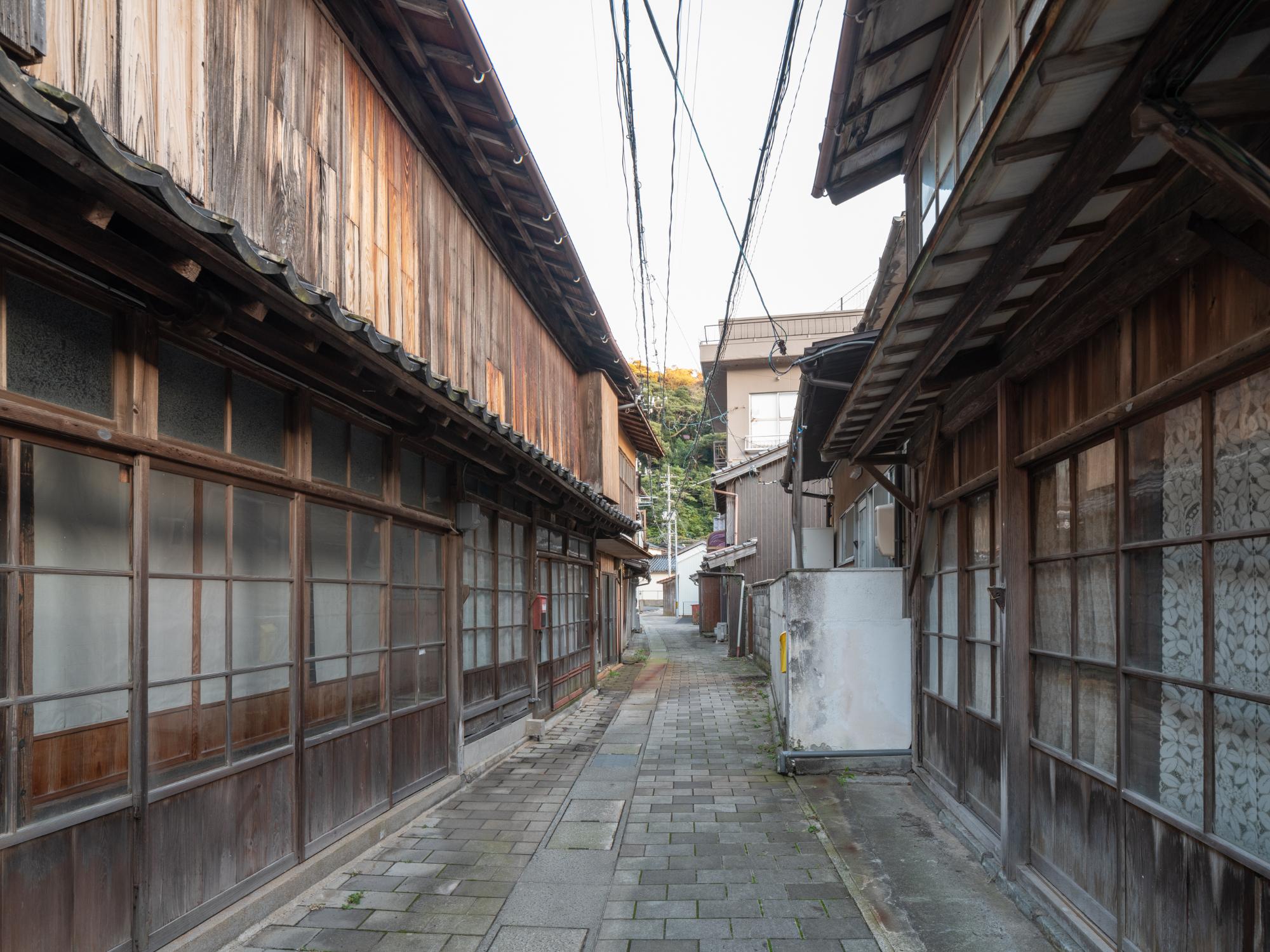 切妻造・平入・桟瓦葺の屋根の並ぶ本通り