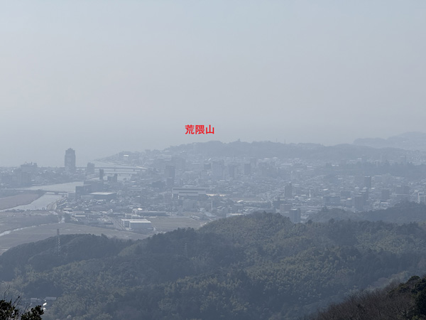 和久羅山から荒隈山を望む