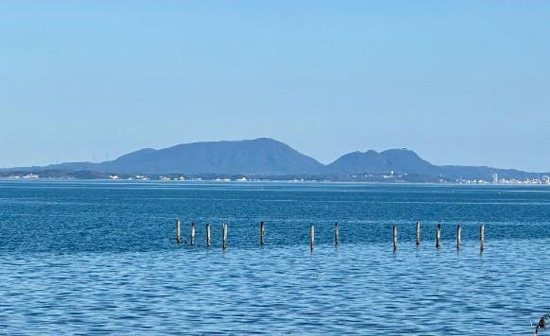 宍道湖西岸(出雲市園町)から見た嵩山(左)と和久羅山