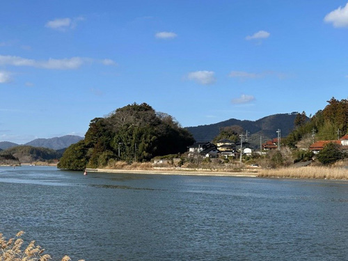 矢田の渡し南岸から見た和久羅山