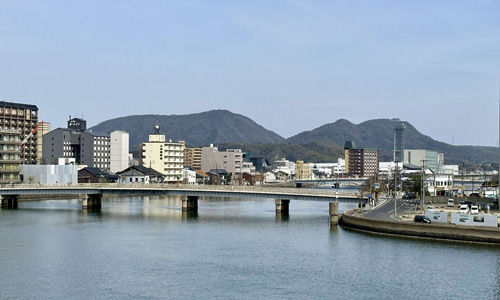 宍道湖大橋から見た嵩山(左)と和久羅山(右)
