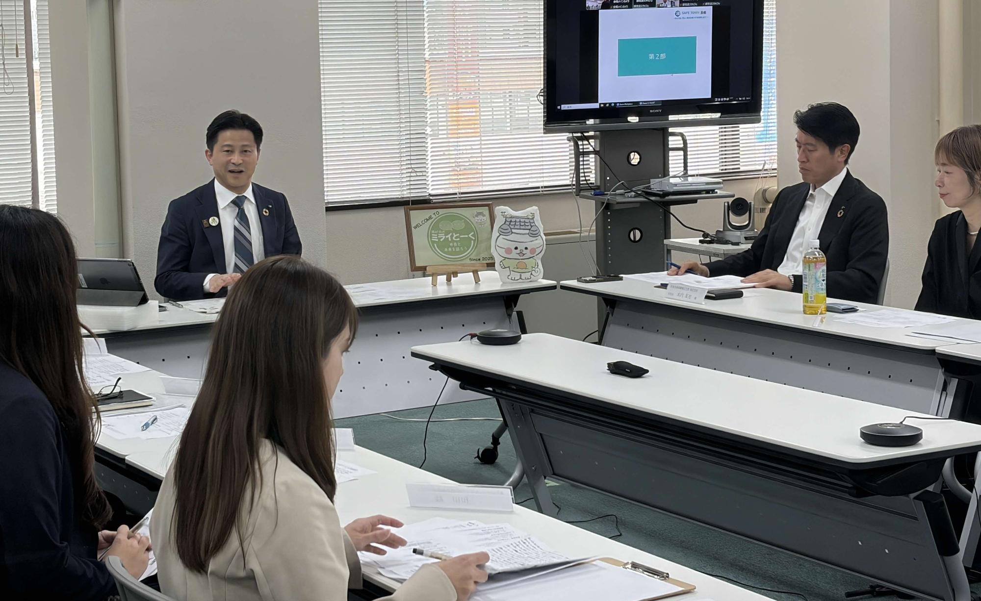 上定松江市長の話を聞く参加者
