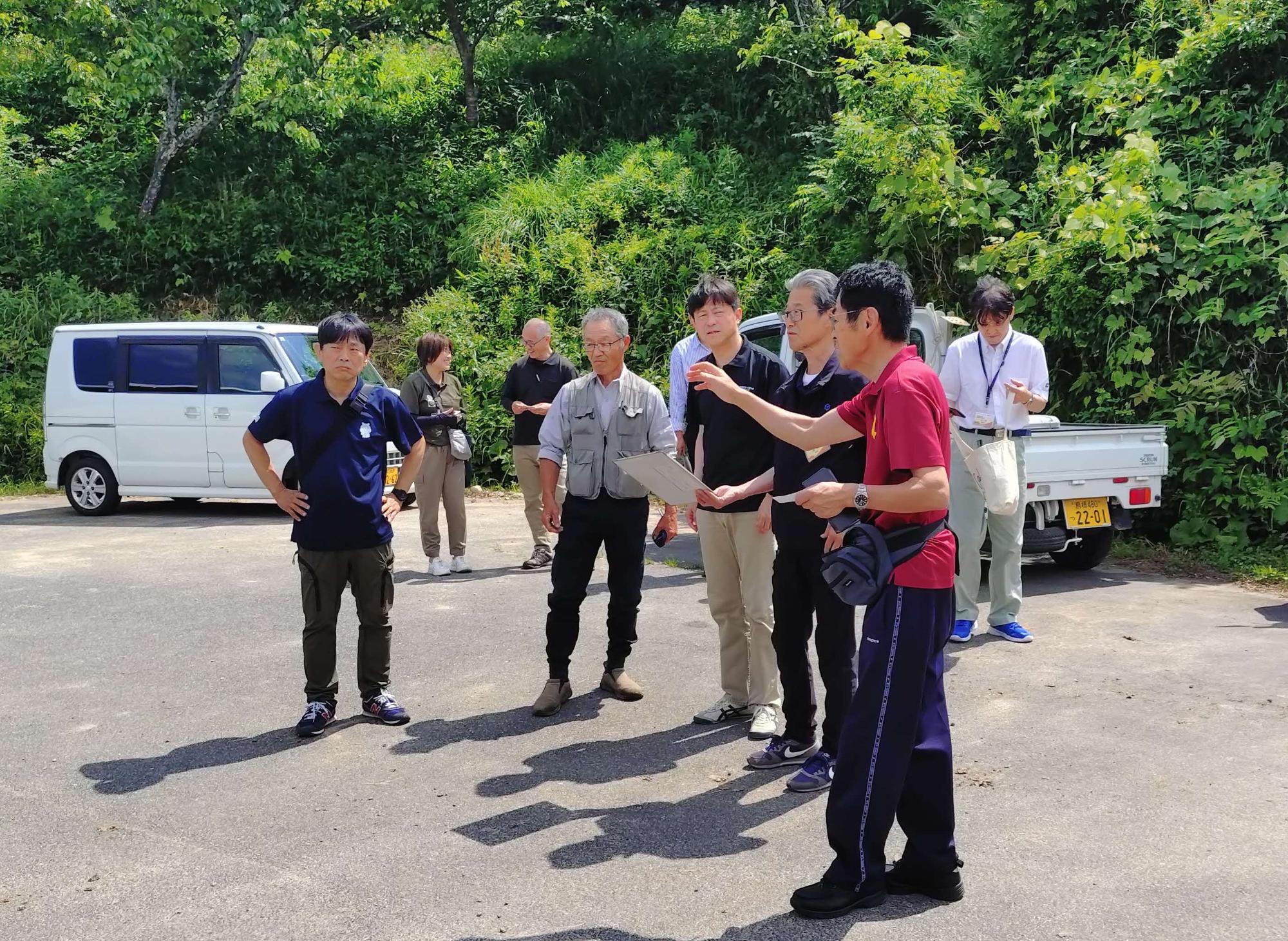 圃場視察中の上定松江市長