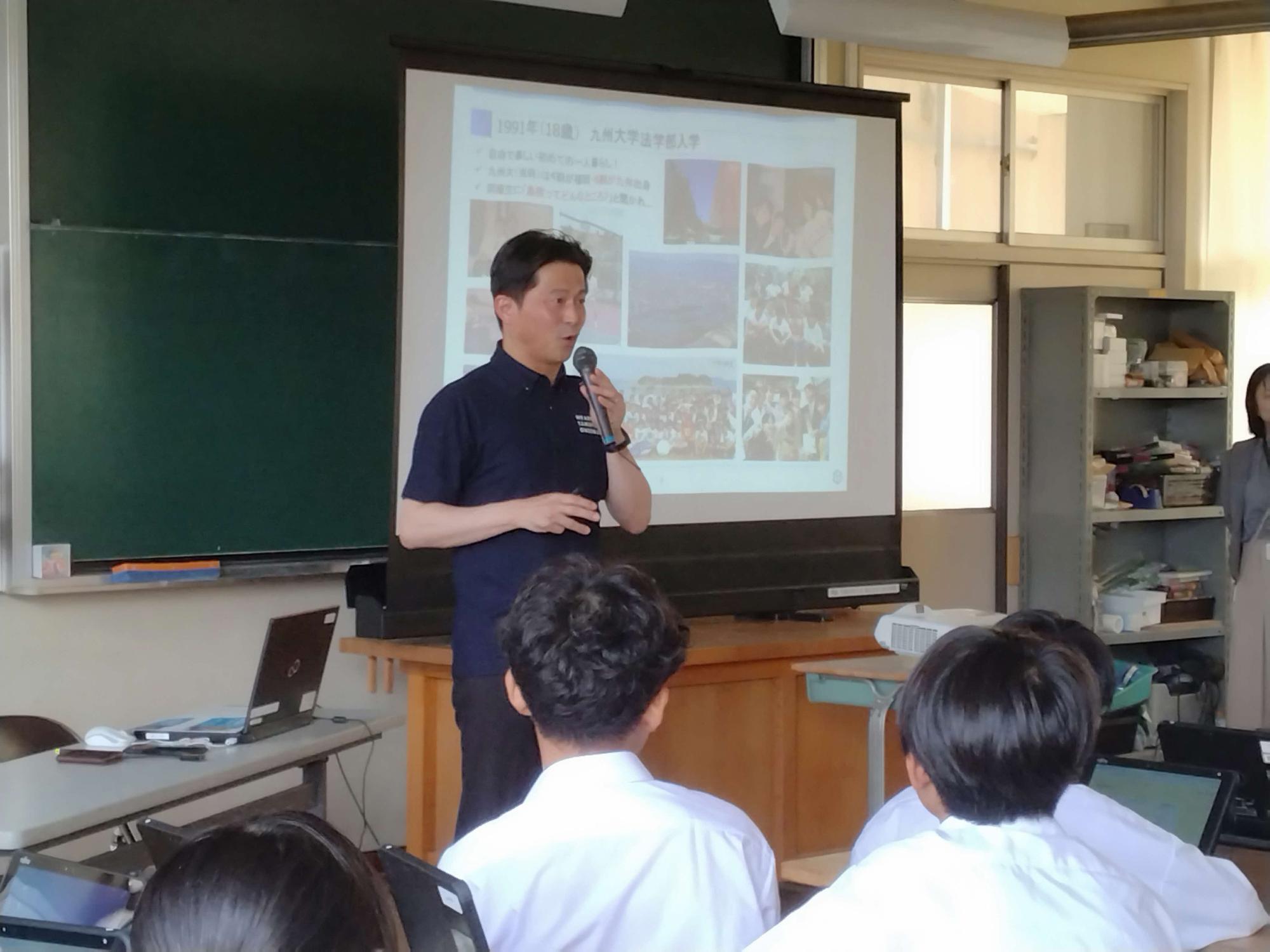 玉湯学園の生徒たちに説明する上定松江市長