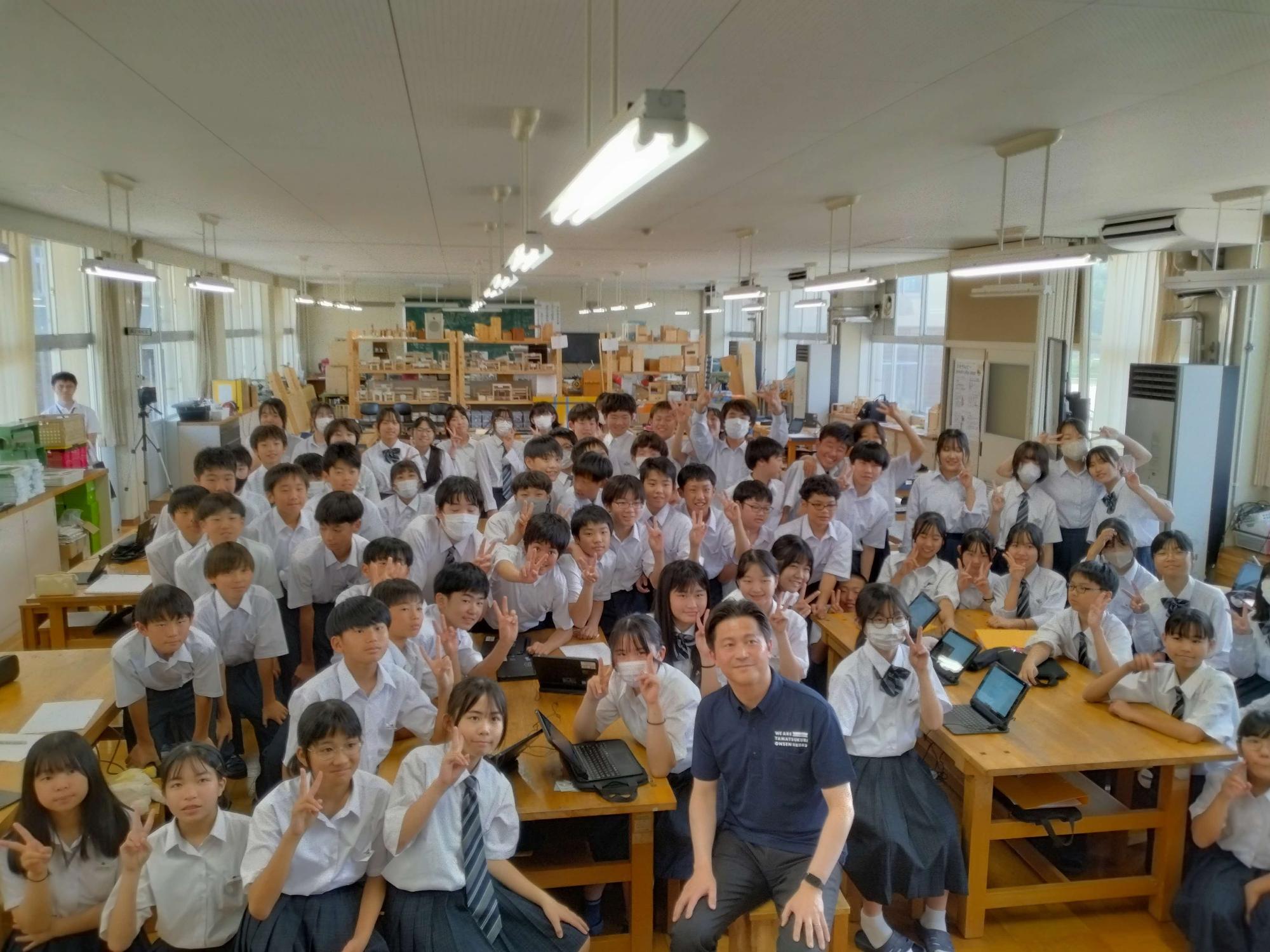 玉湯学園の生徒と記念撮影