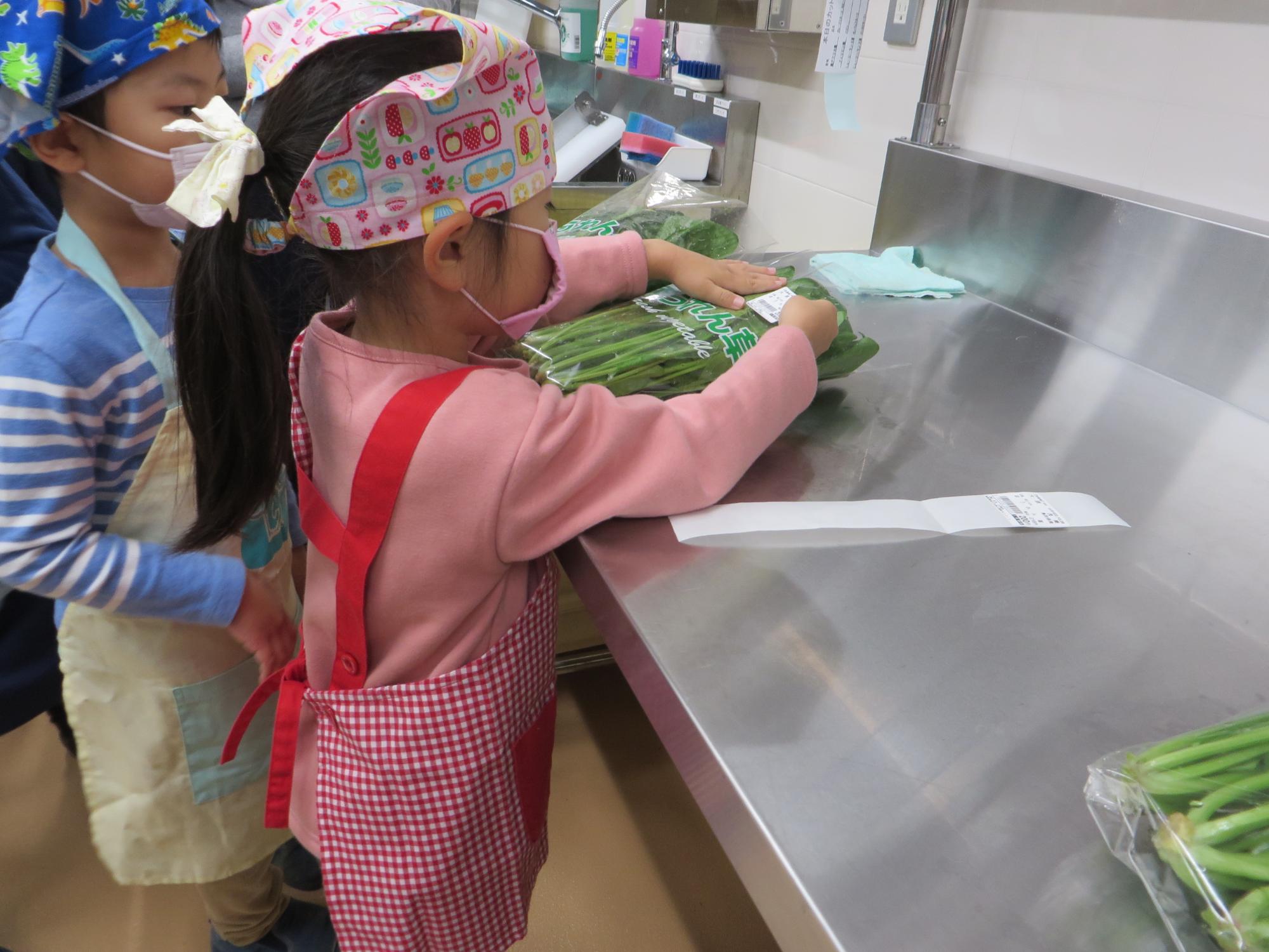 野菜に値札を貼っている様子
