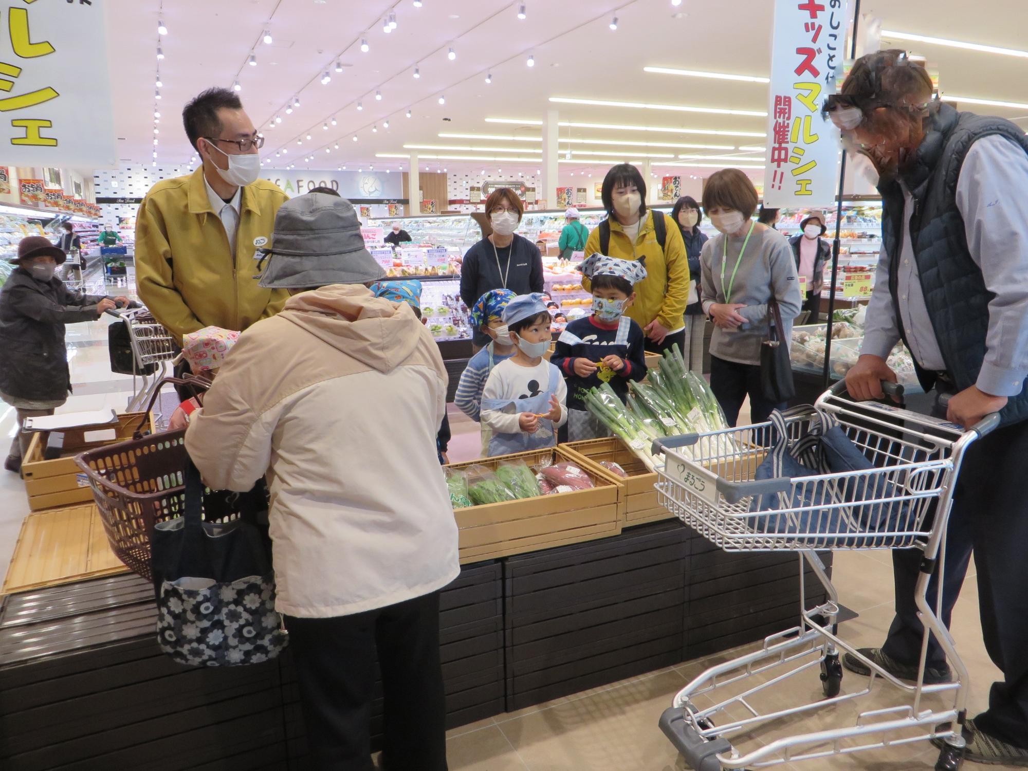 お客様が野菜を購入している様子
