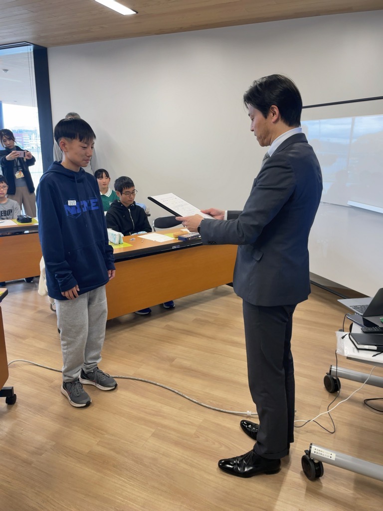 市長から返事を受け取る児童の写真