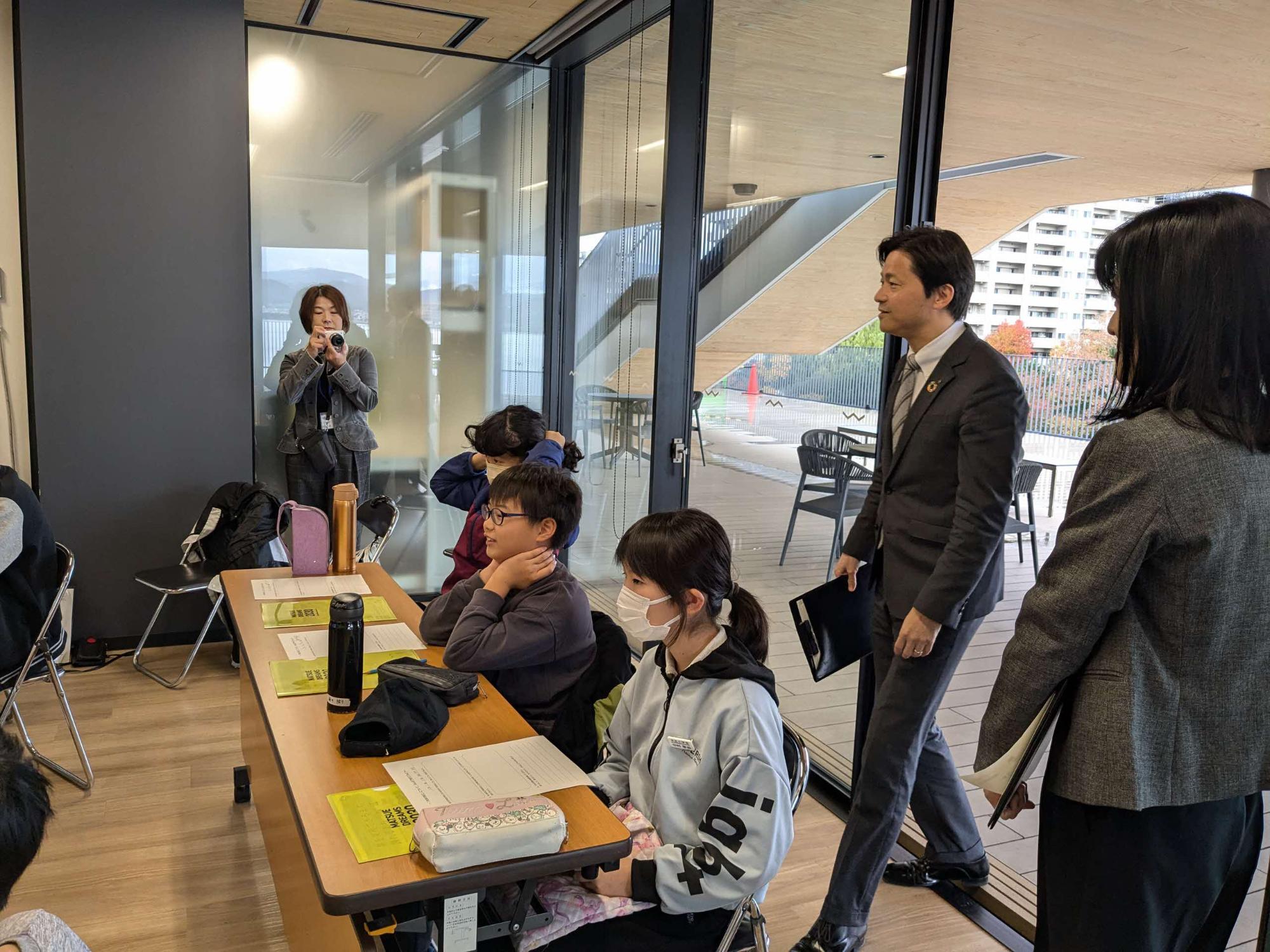 市長が登場する様子