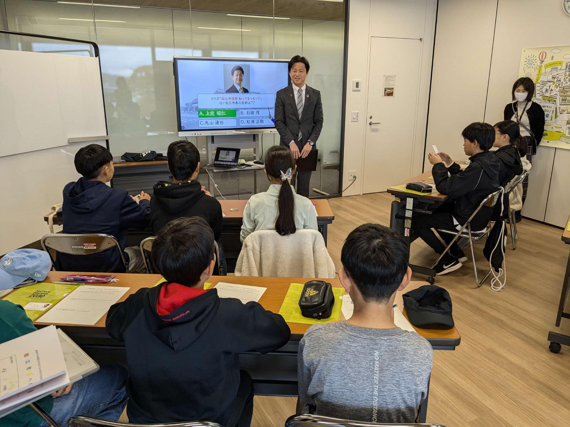 市長が話をする様子