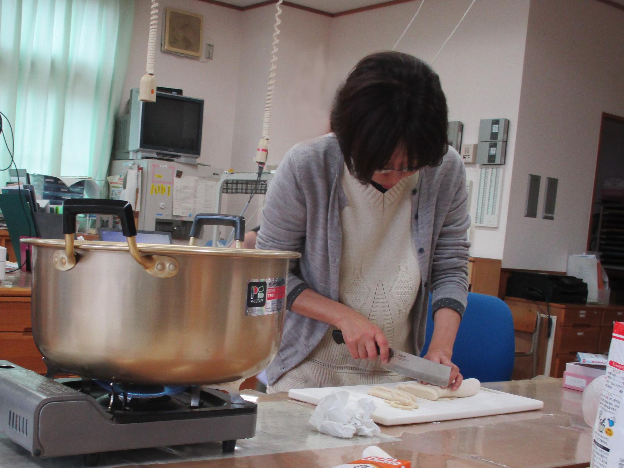 園長先生が包丁で切ります