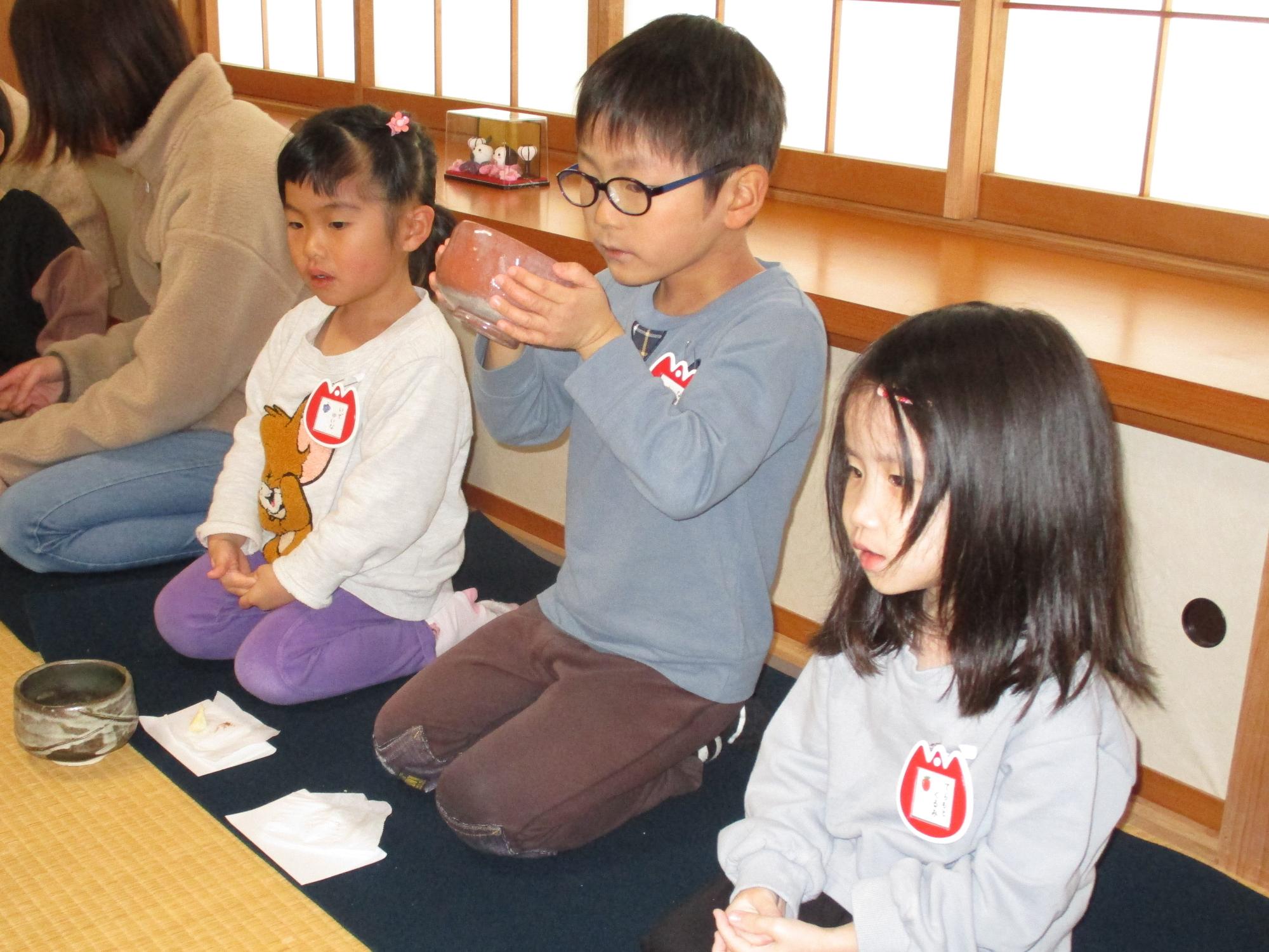 年中さんは苦いお抹茶に挑戦