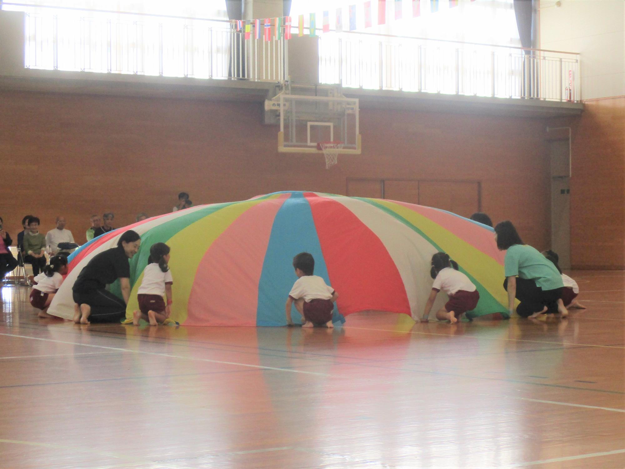 みんなで力を合わせて大きくてカラフルなバルーンを広げました
