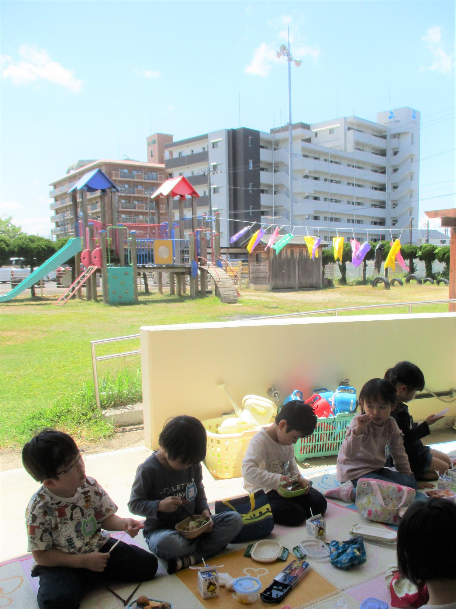 なかよくあそんだこいのぼりを眺めながらお弁当タイム