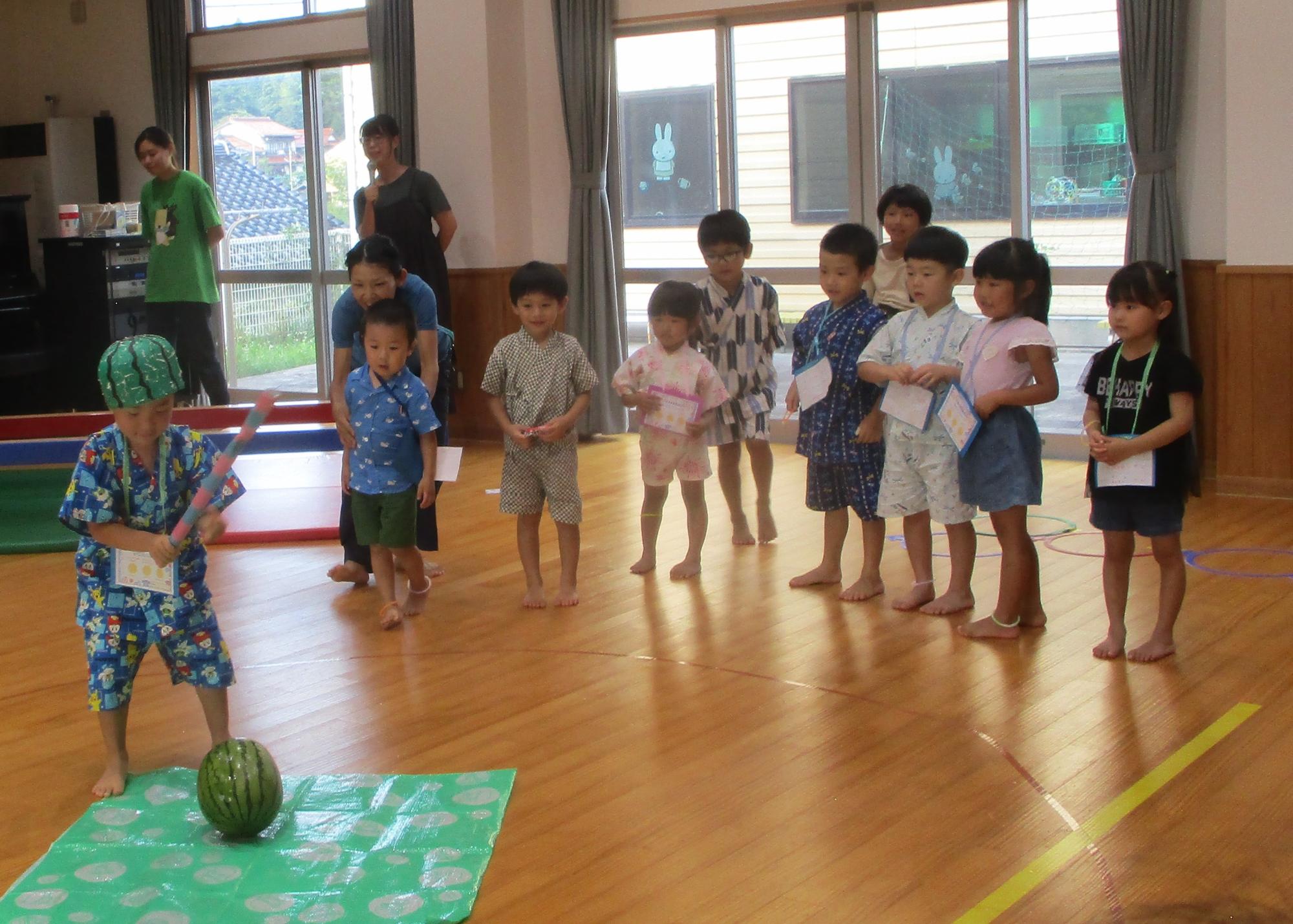 幼稚園で育てたスイカをこどもたちが順番にスイカ割りしました。スイカの周りを3周回って狙います!