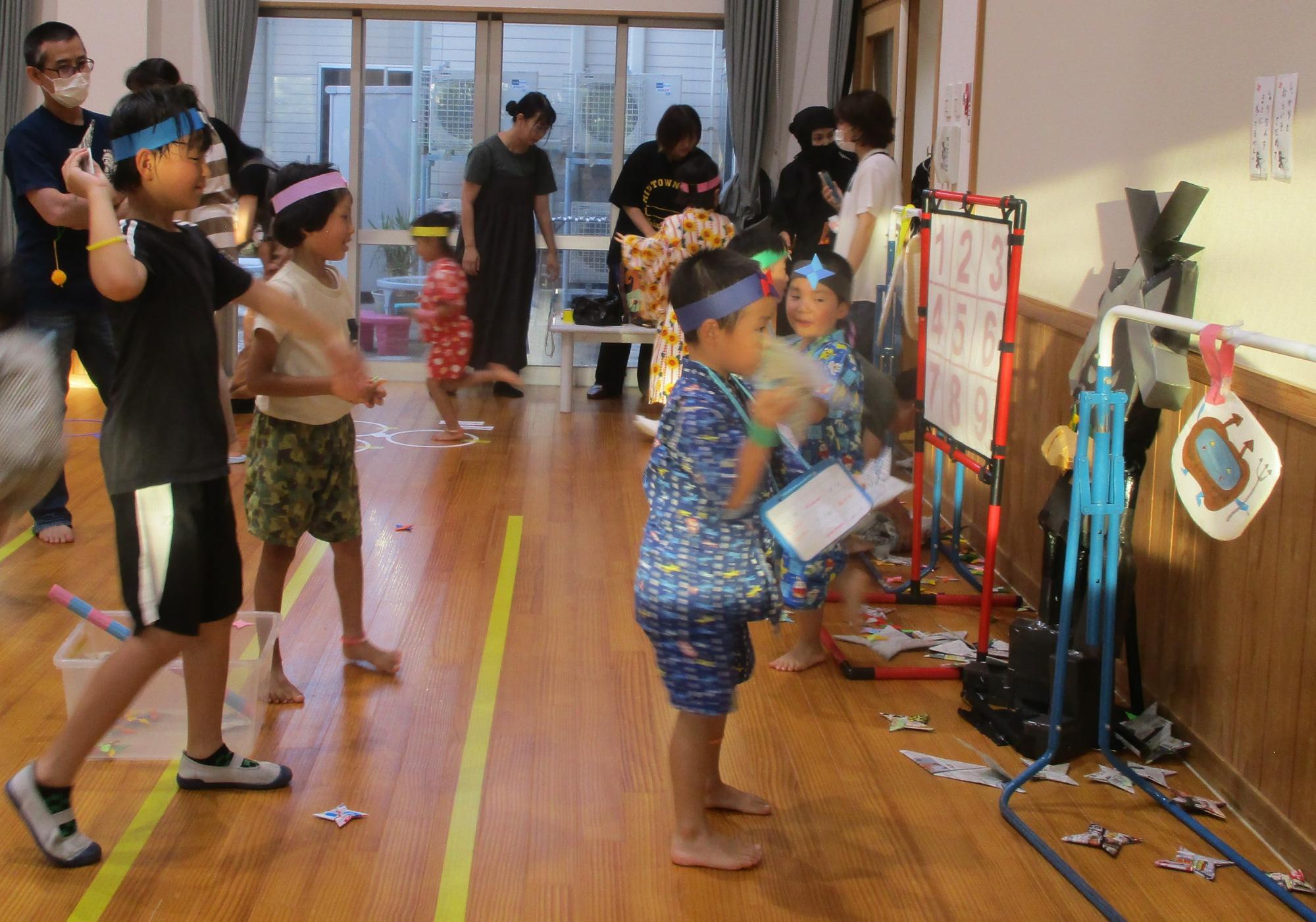 忍者屋敷で手裏剣投げるよー当たれー難しいなあ。もう一回!