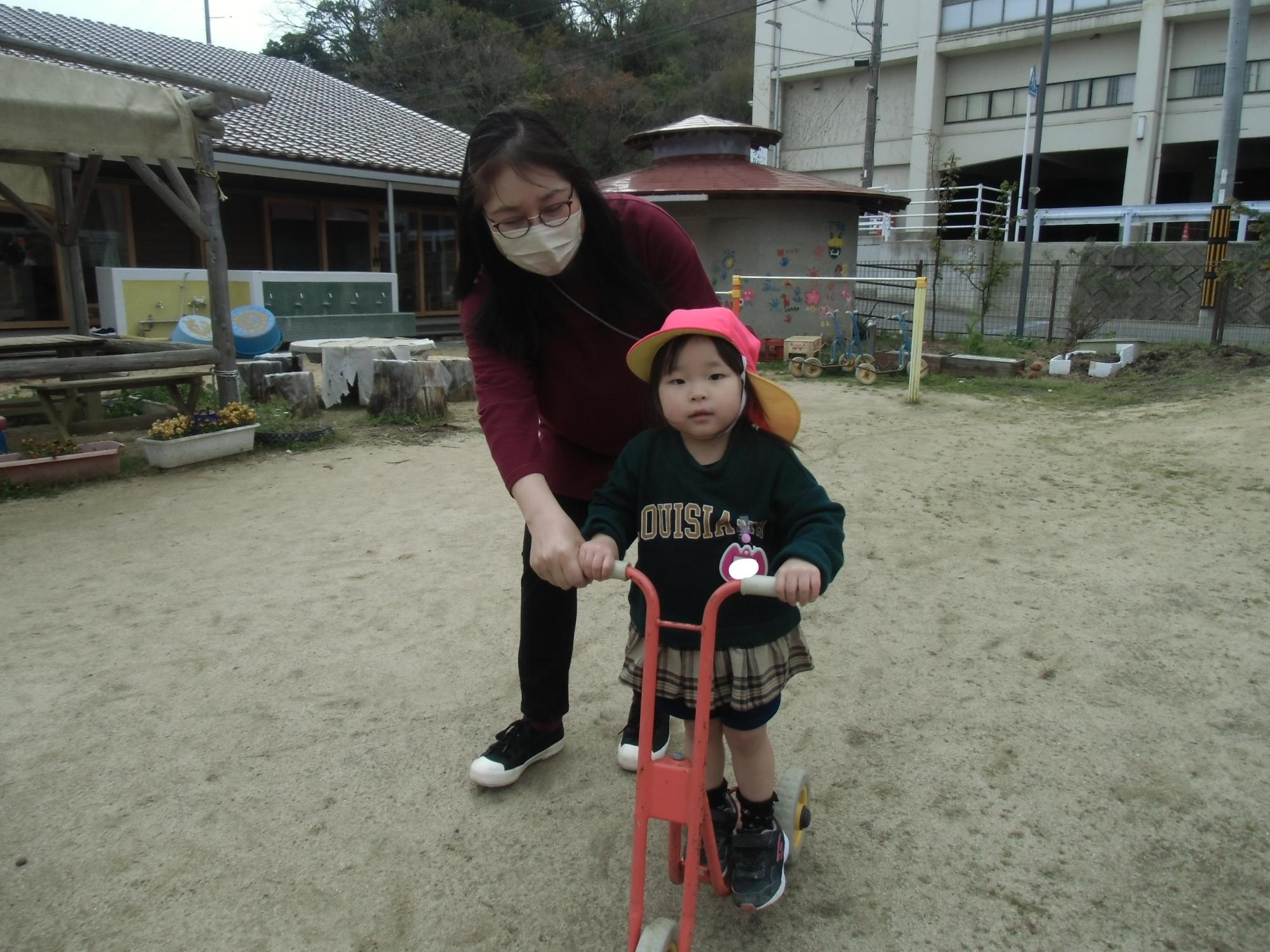 園庭で遊ぶ様子