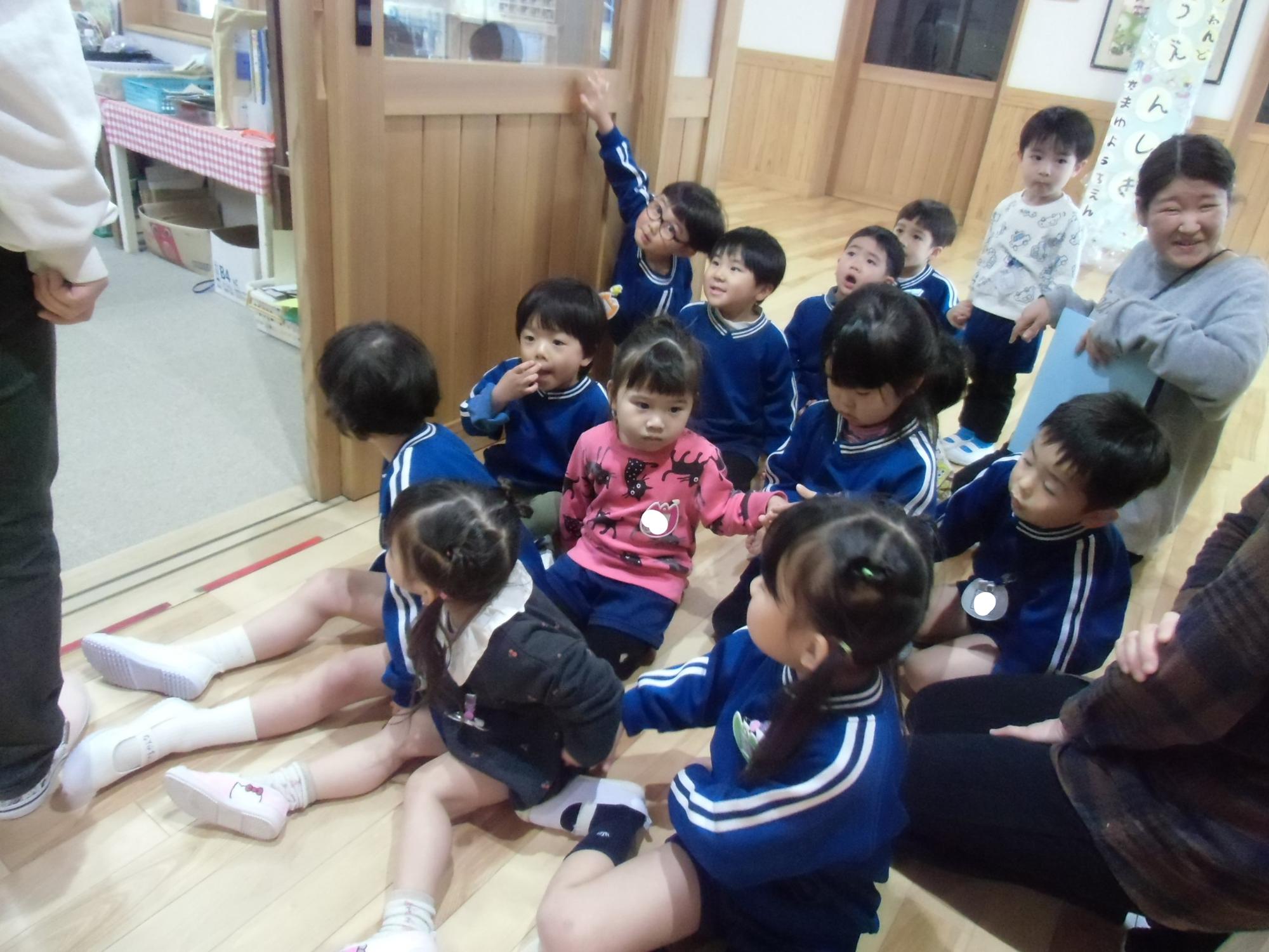 職員室を見学する様子