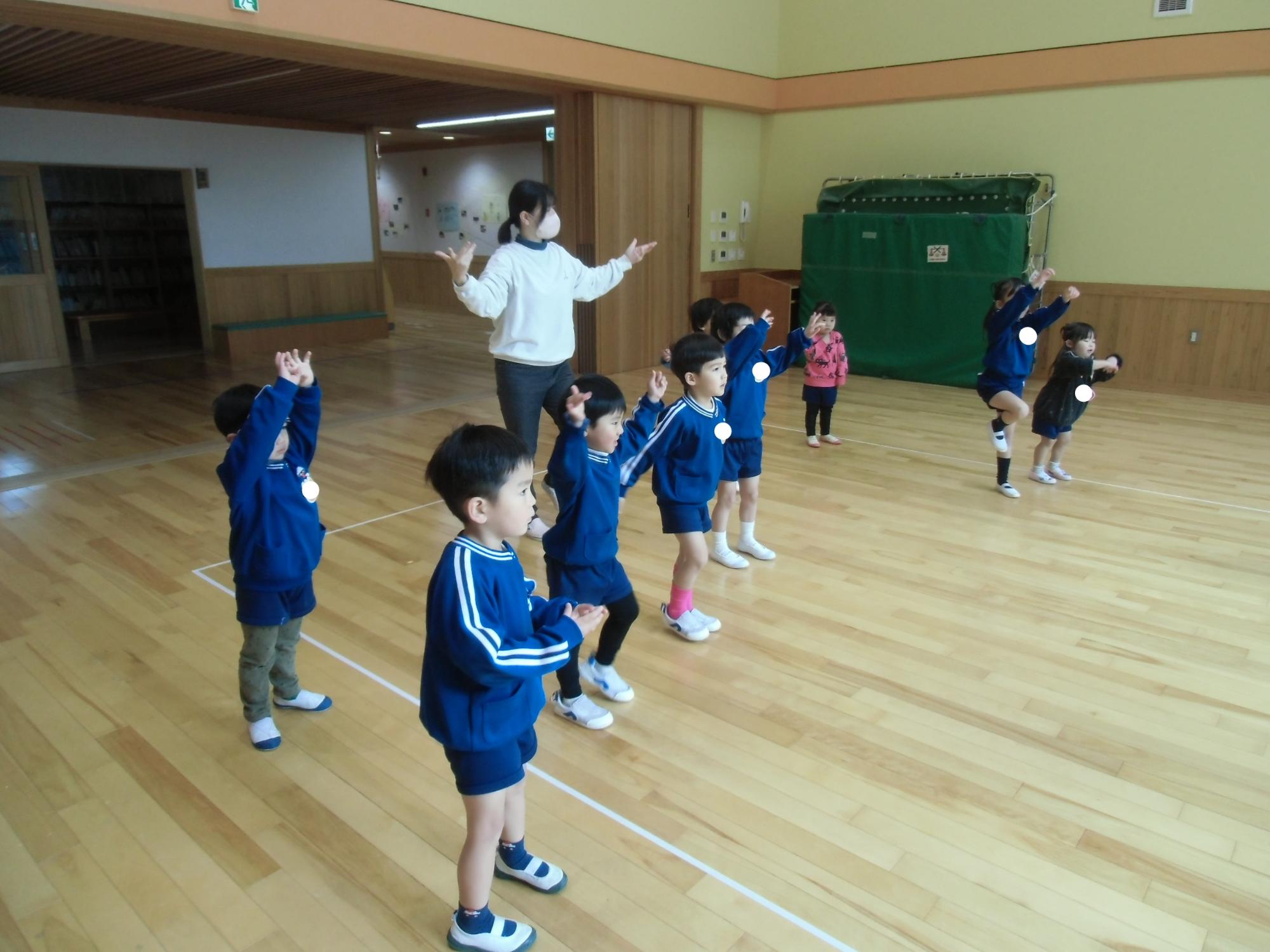 全員で体操をする様子