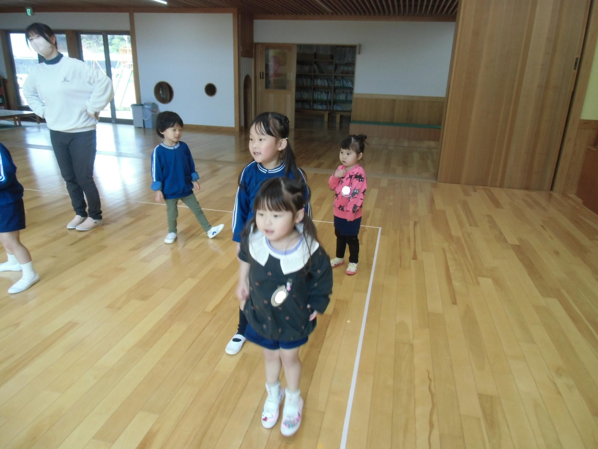 体操をする様子