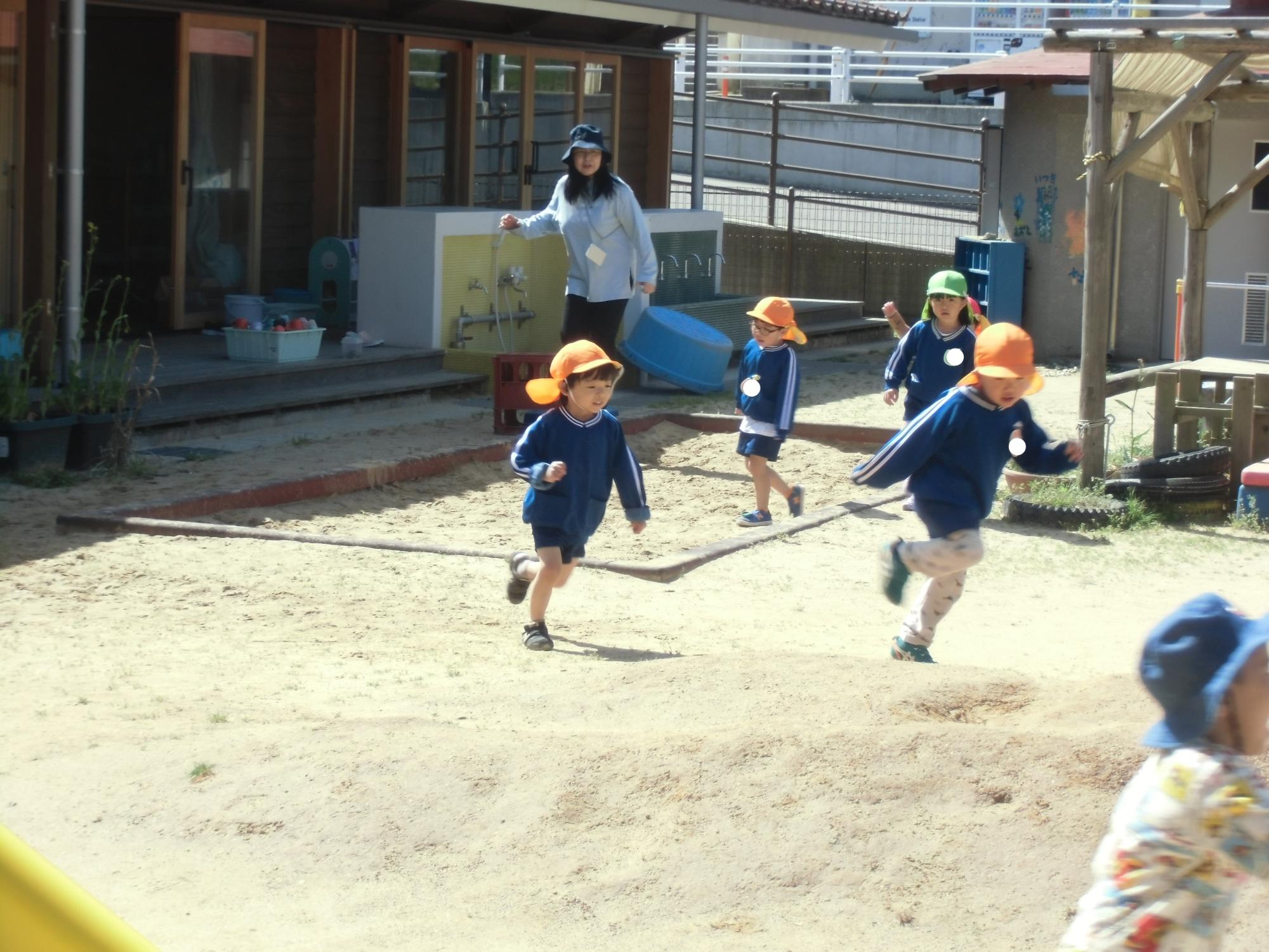 走り回る様子