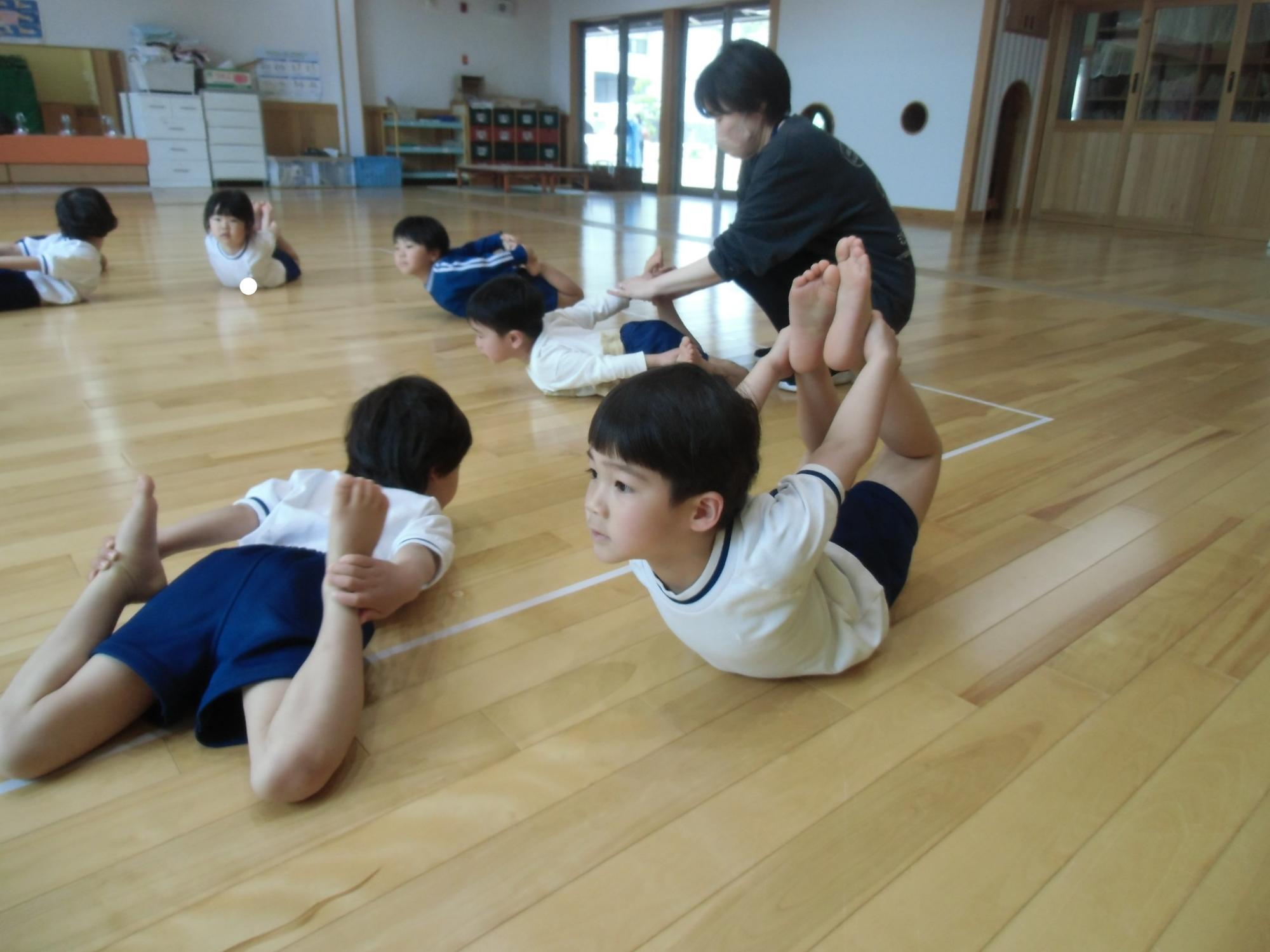 背中をそる様子