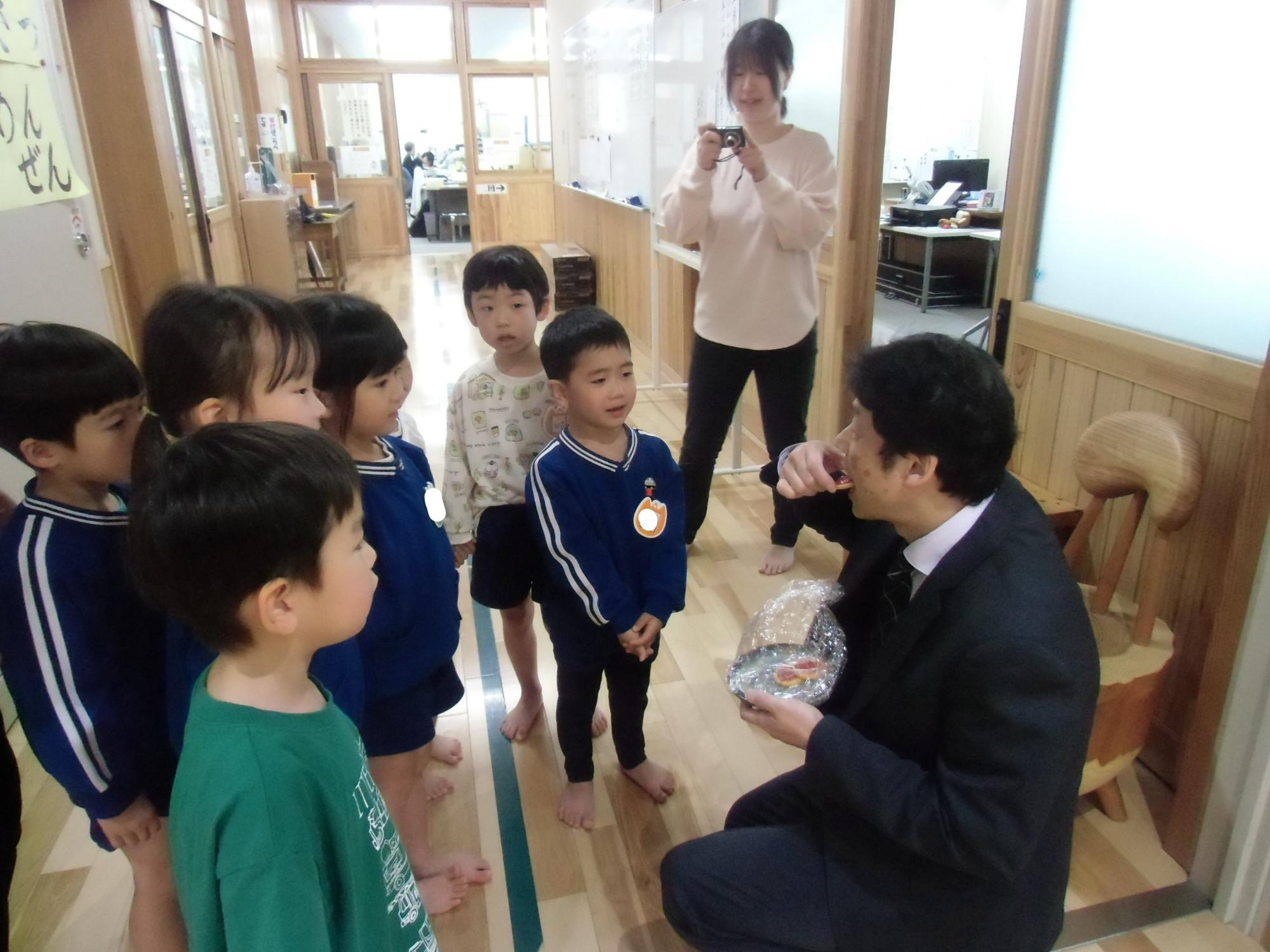 校長先生にプレゼントする様子