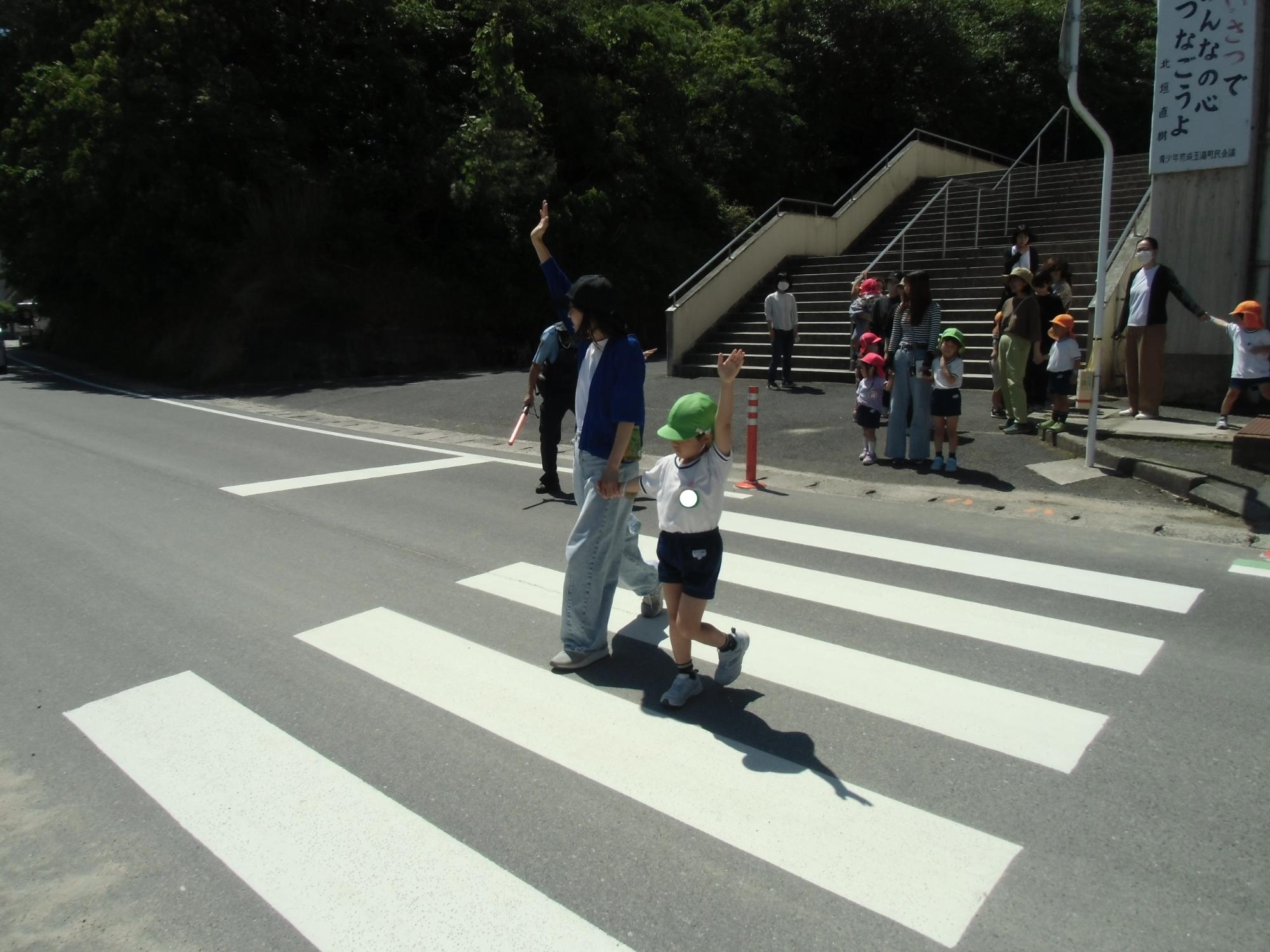 横断歩道を渡る様子