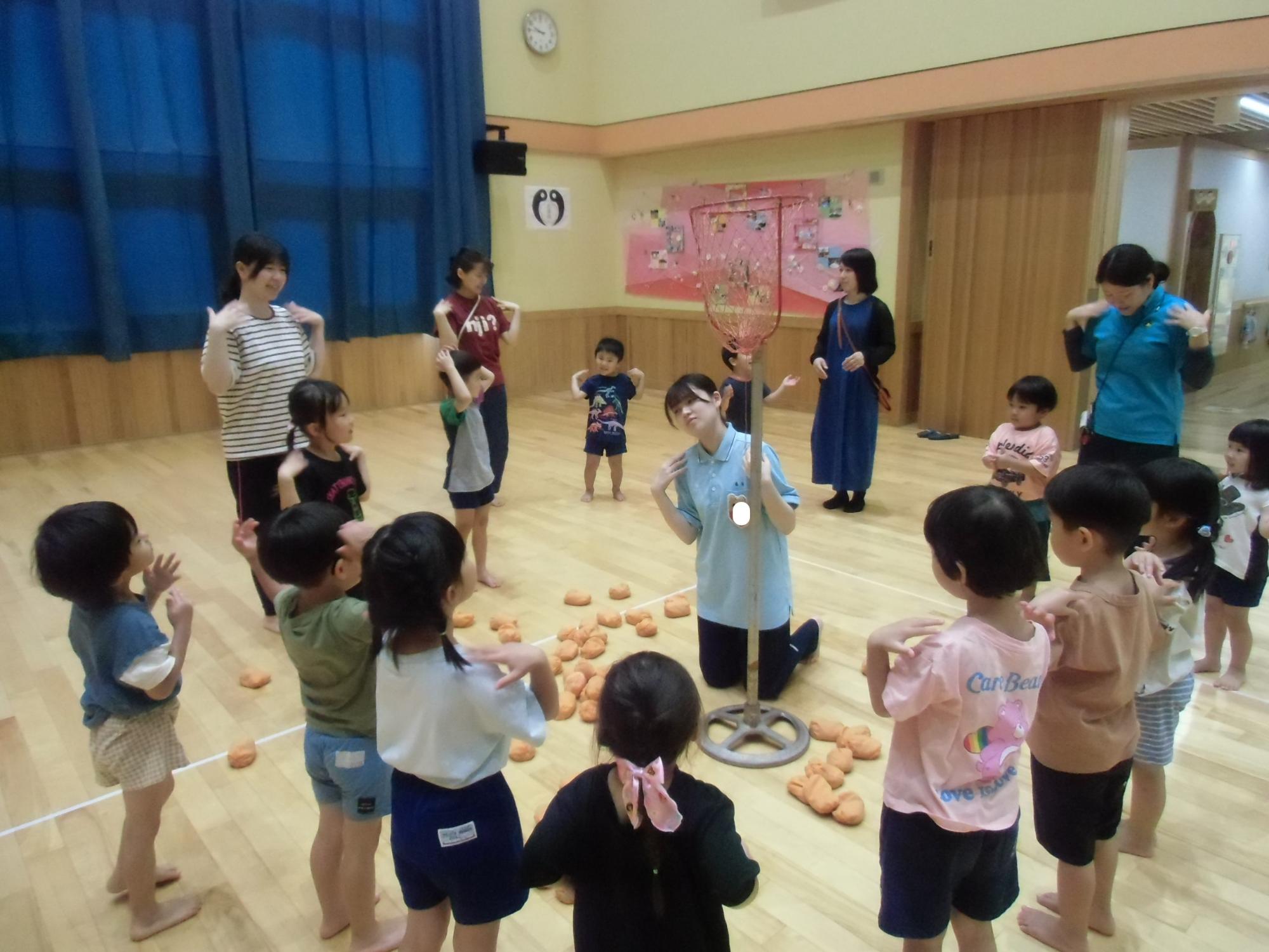 踊る様子