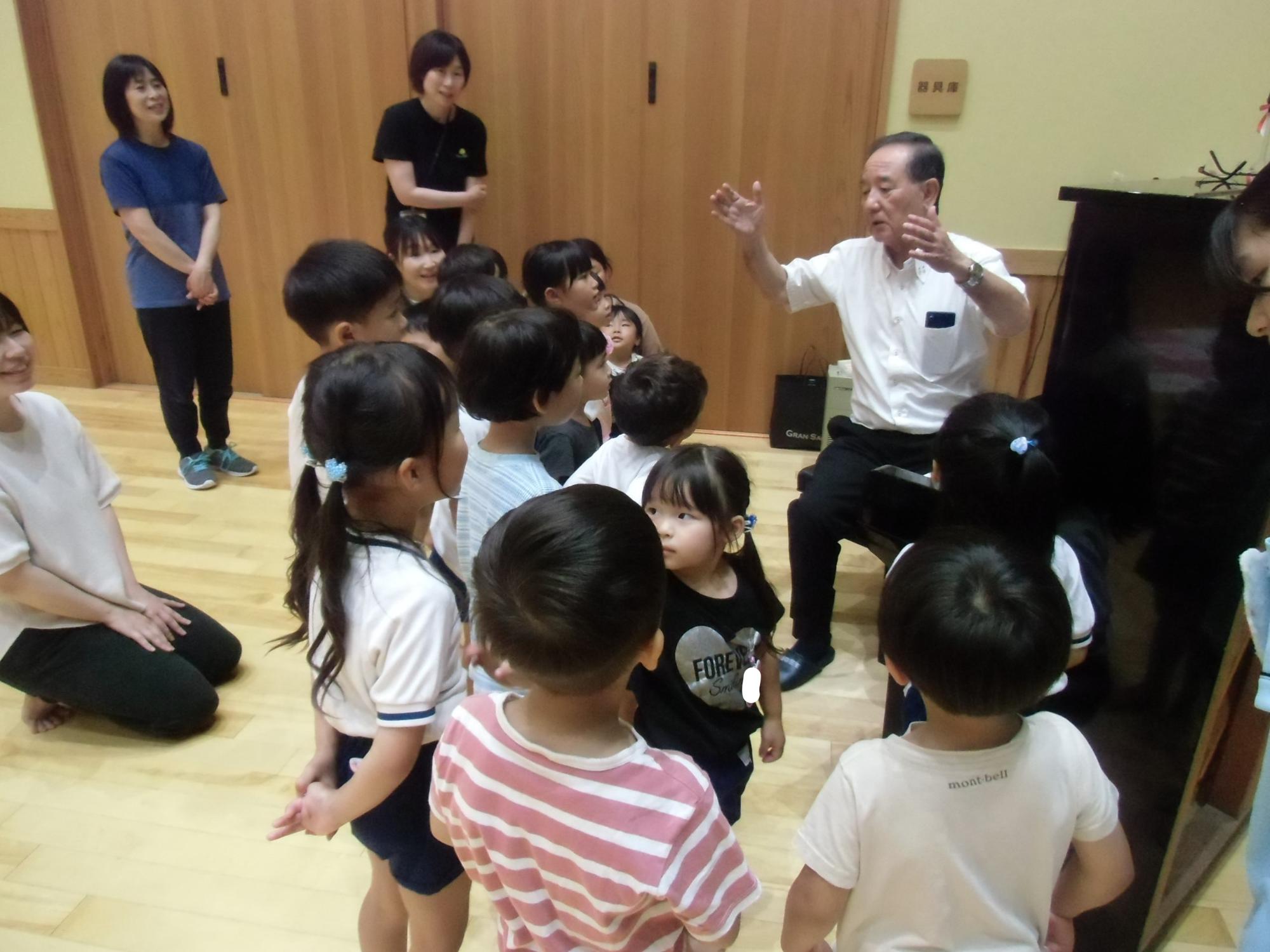 園歌を歌う様子