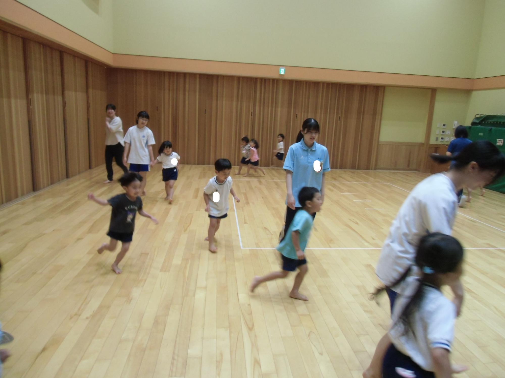 ピアノに合わせて走る様子