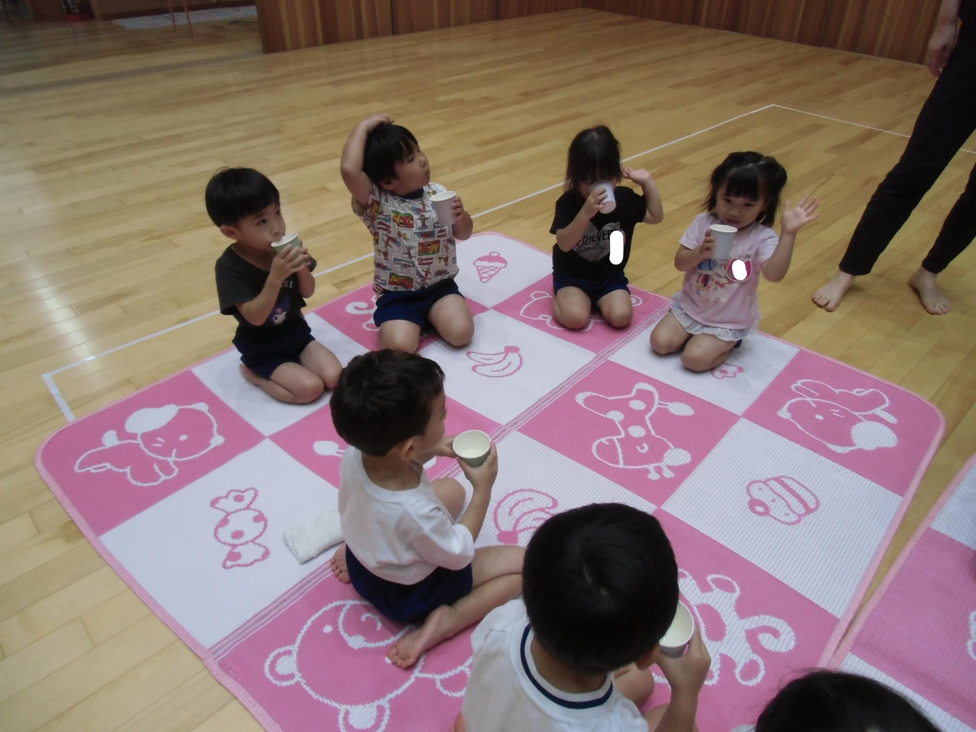 カルピスを飲む様子