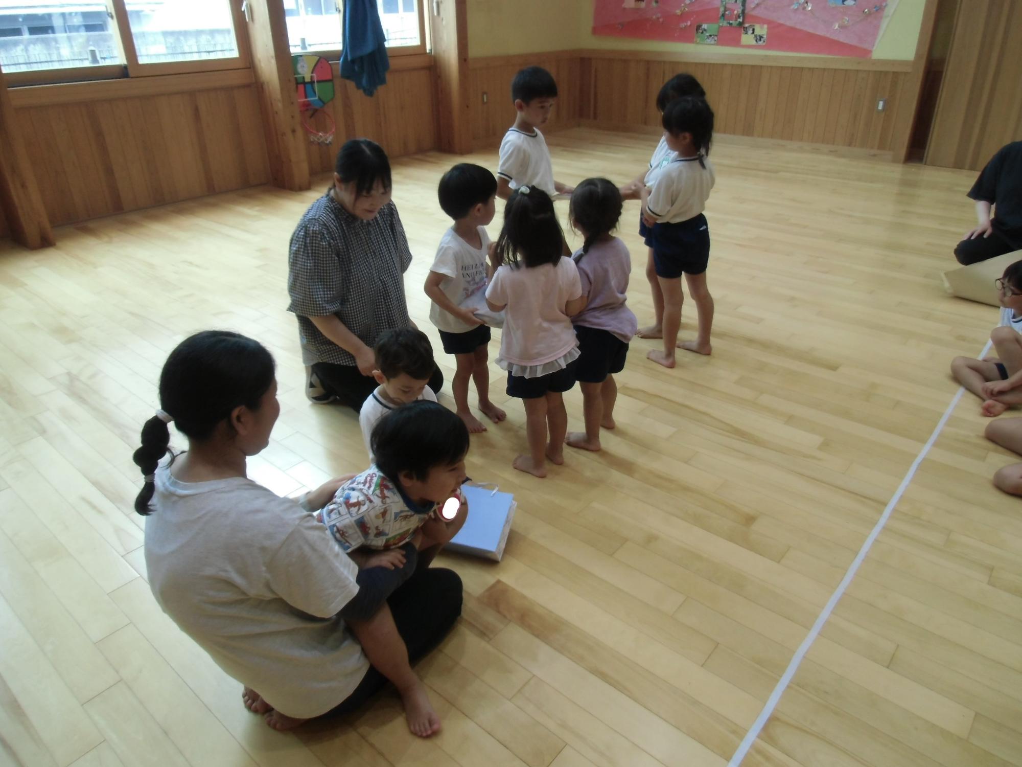 プレゼントを渡す様子