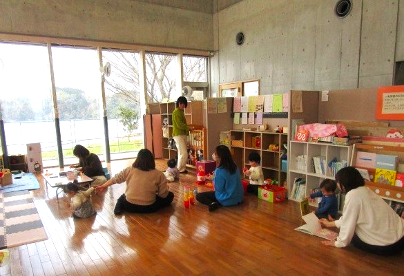 美保関子育て支援センターで遊んでいる親子の写真