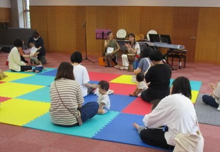 音あそびを楽しむ親子の写真