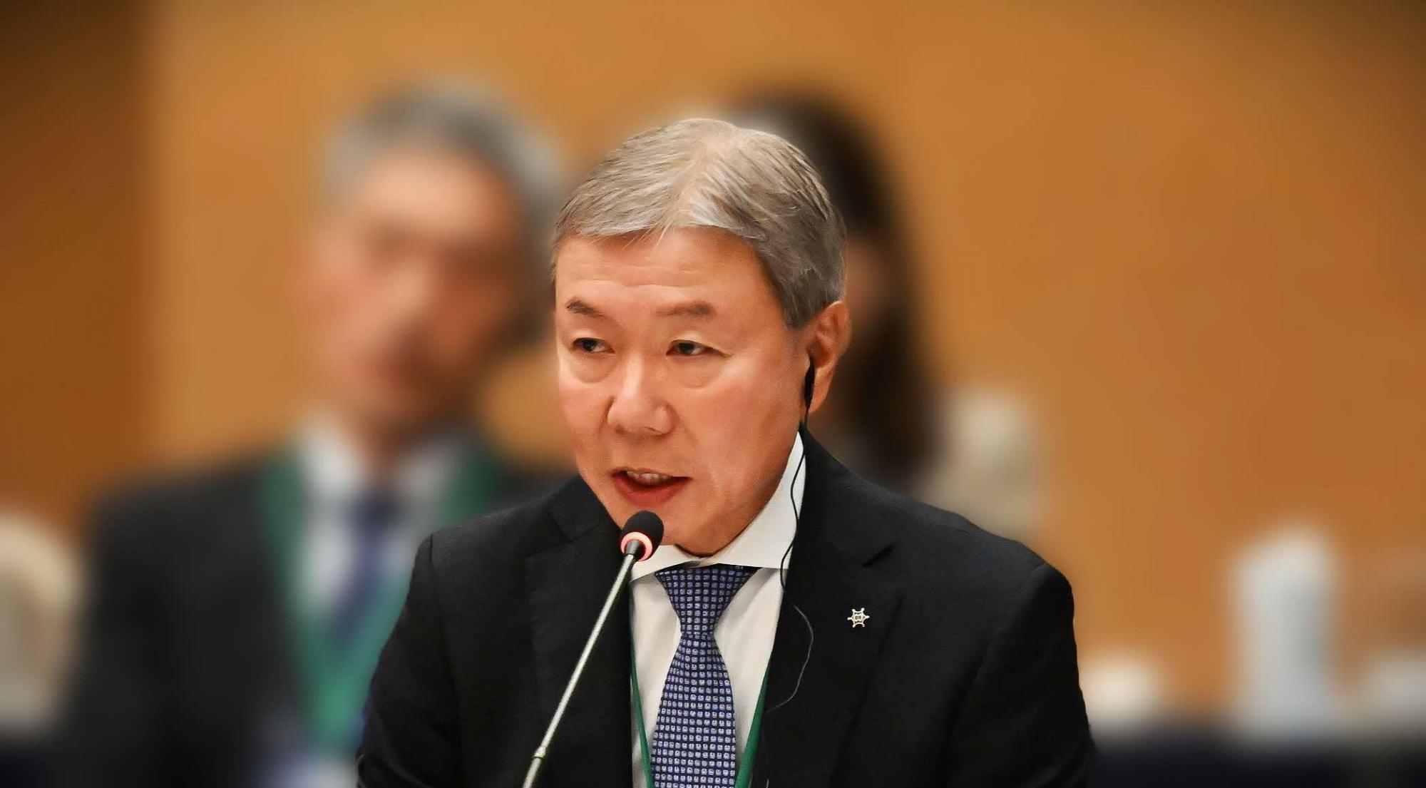 地球環境行動会議で発言する山陰合同銀行取締役頭取