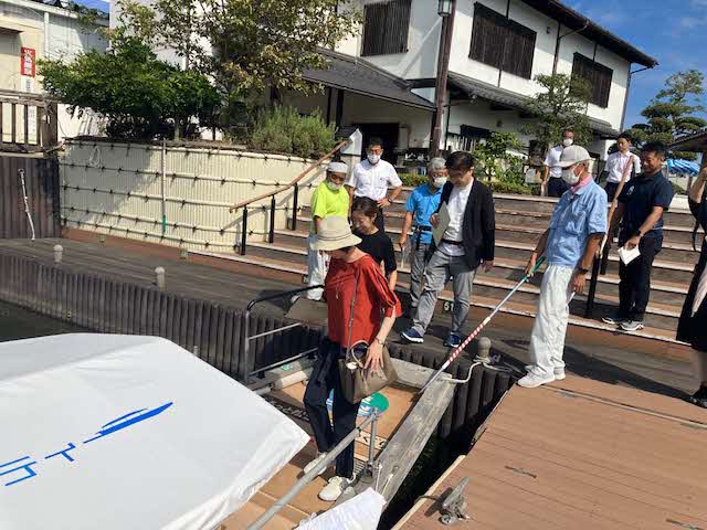 堀川遊覧船に乗船する様子