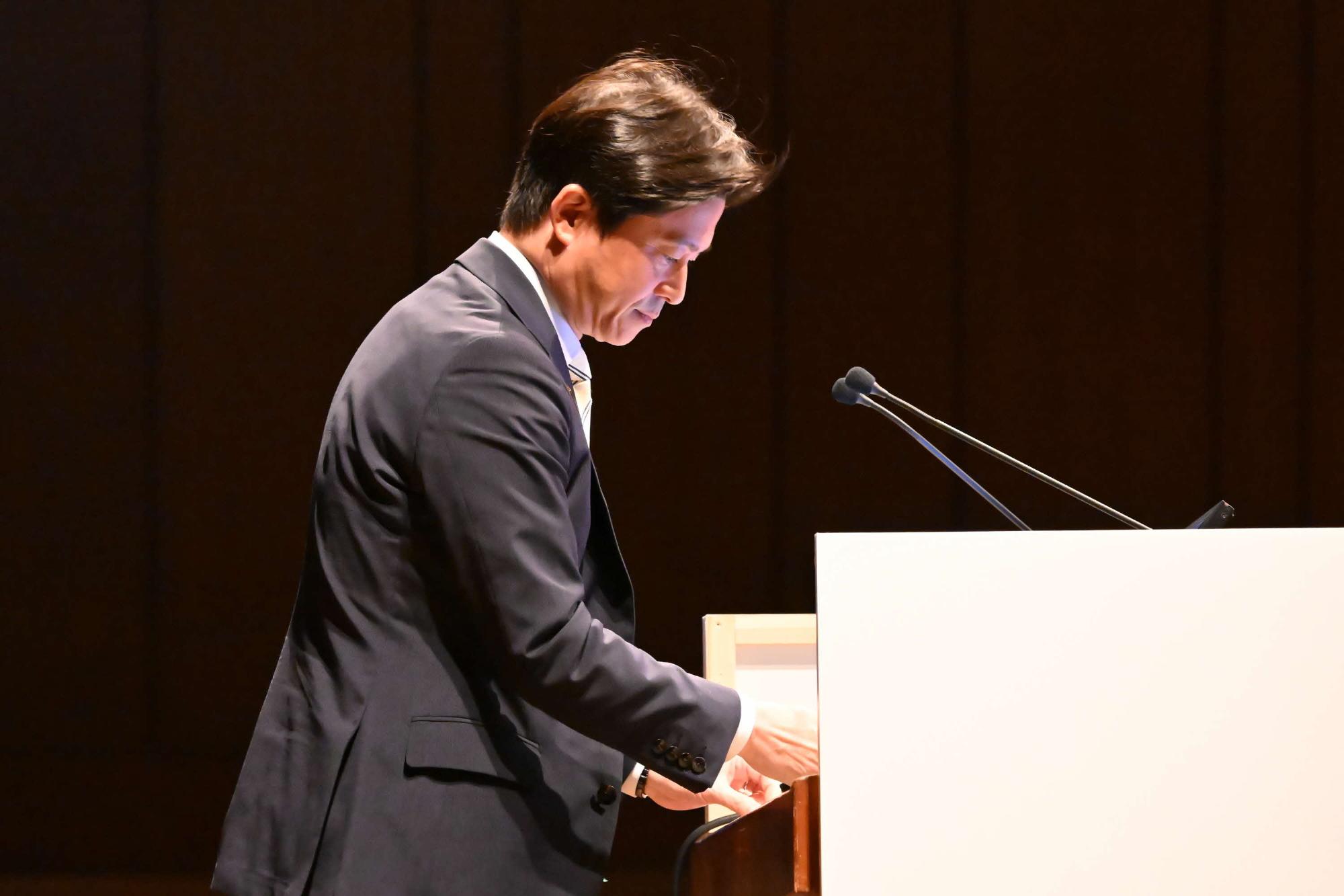 地球環境行動会議で発表する松江市長の様子