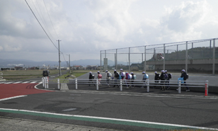 整備された歩道を児童たちが歩いている写真