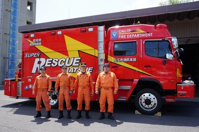 救助工作車の前に立っている4名の救助隊の方々の写真