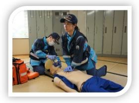 ダミー人形に胸骨圧迫の訓練をする救急隊員