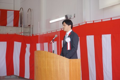 檀上に設置されたマイクに向かって式辞を述べられている上定市長の写真