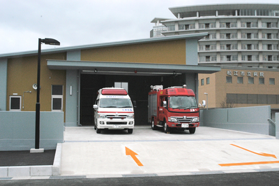 出張所の車庫内に救急車と消防車が駐車しているの様子を正面から撮影した写真