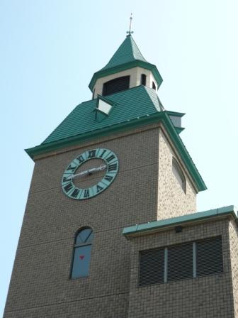 薄緑色の屋根の訓練塔の時計台をアップで撮影した写真