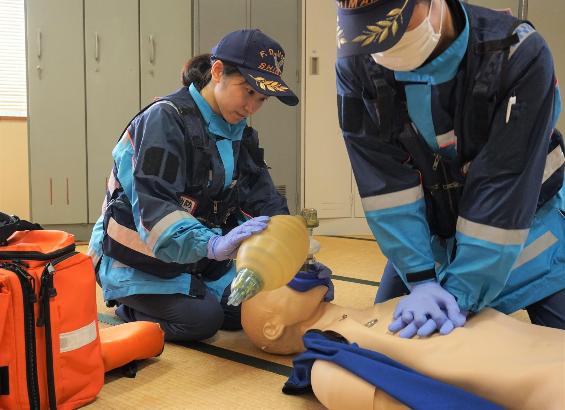 ダミー人形で救命措置の訓練をする救急隊