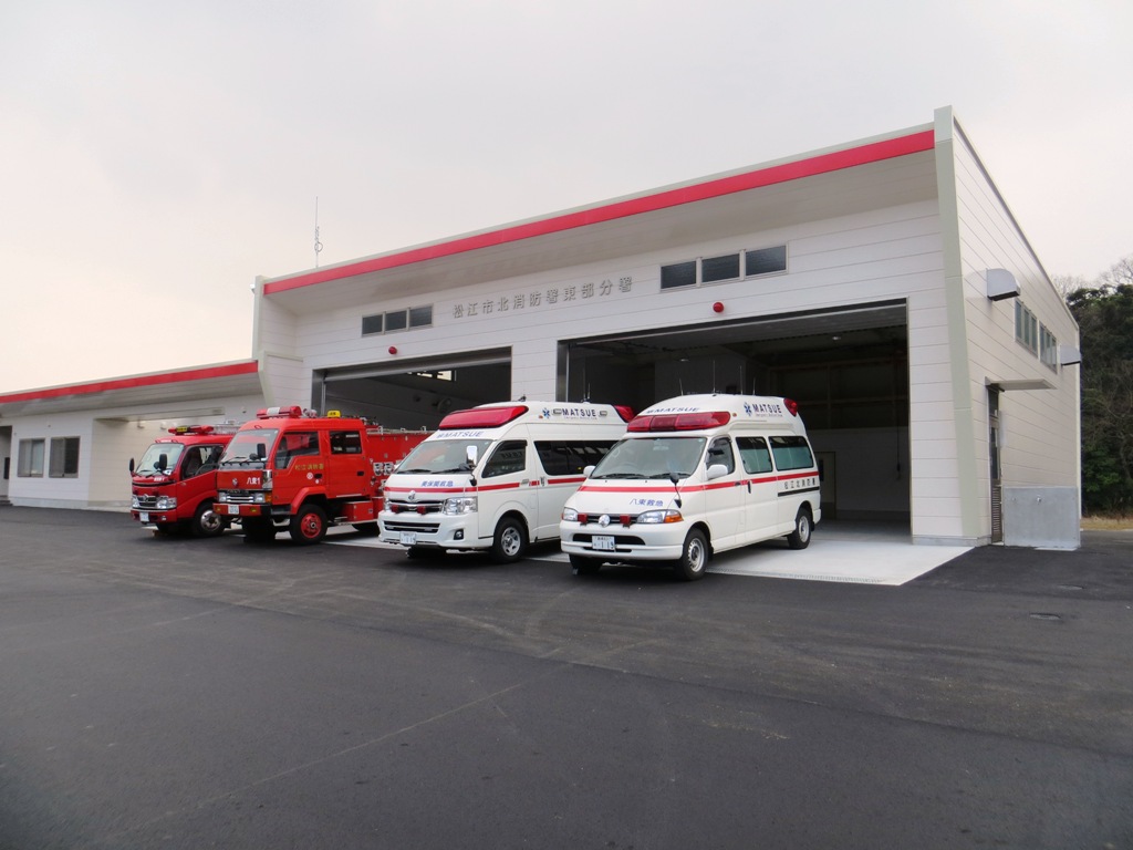 東部分署の車庫の前に消防車2台と救急車2台が駐車している写真